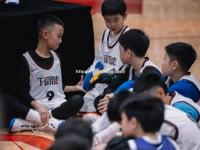 星空体育-战况白热化，球员们在场上奋力拼搏