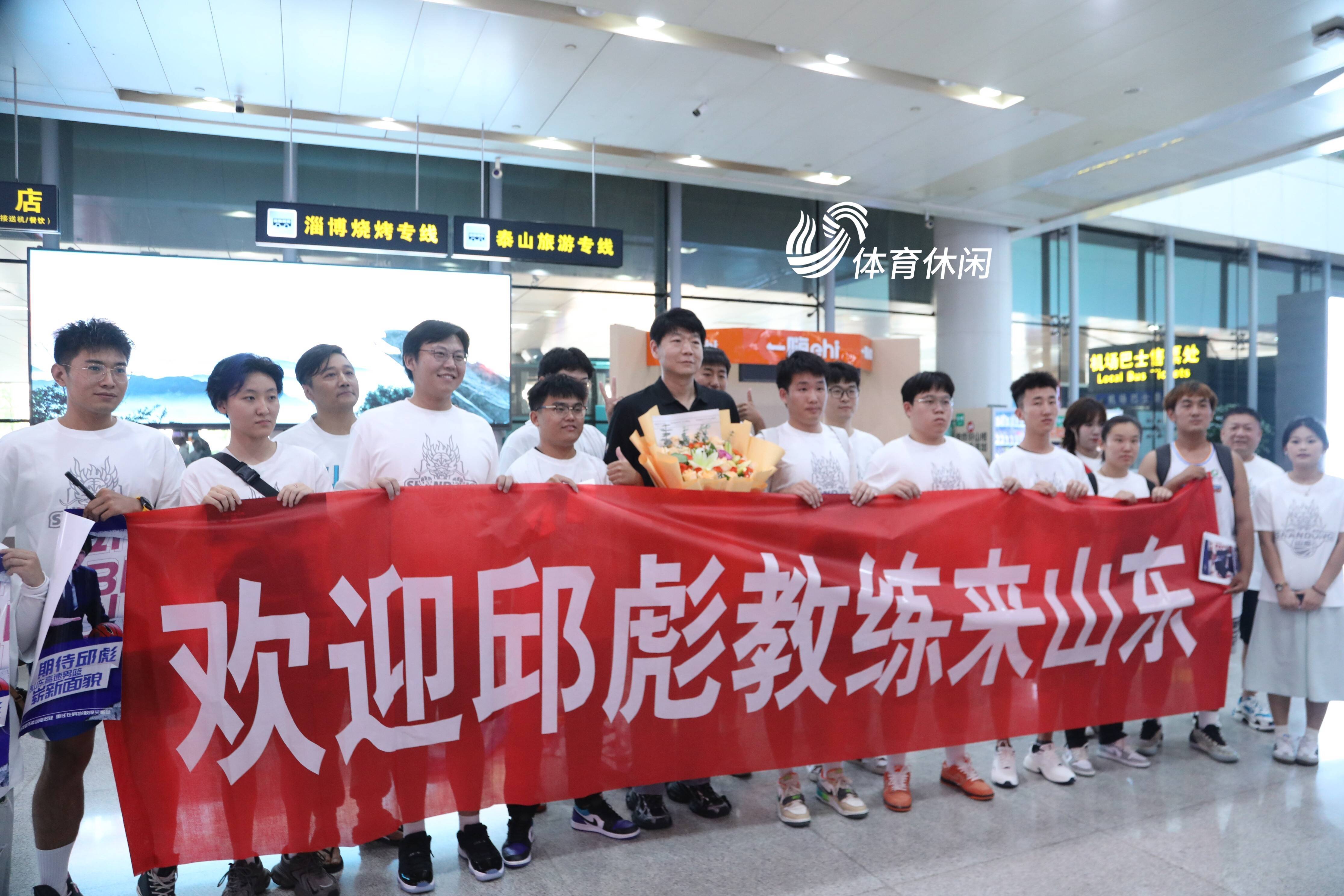 山东男篮坐镇主场夺冠，CBA赛后全民狂欢