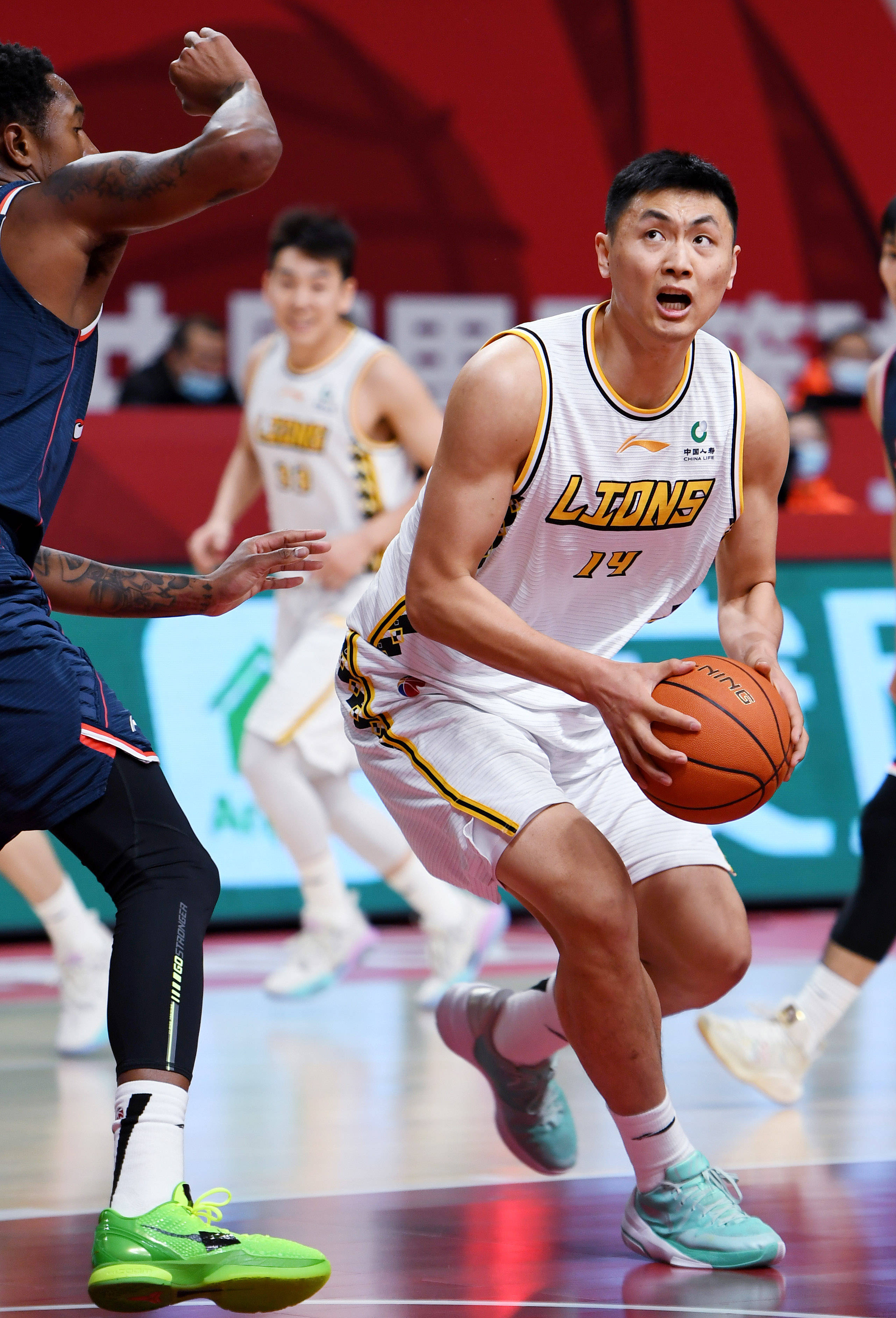 篮球职业联赛球员争先恐后