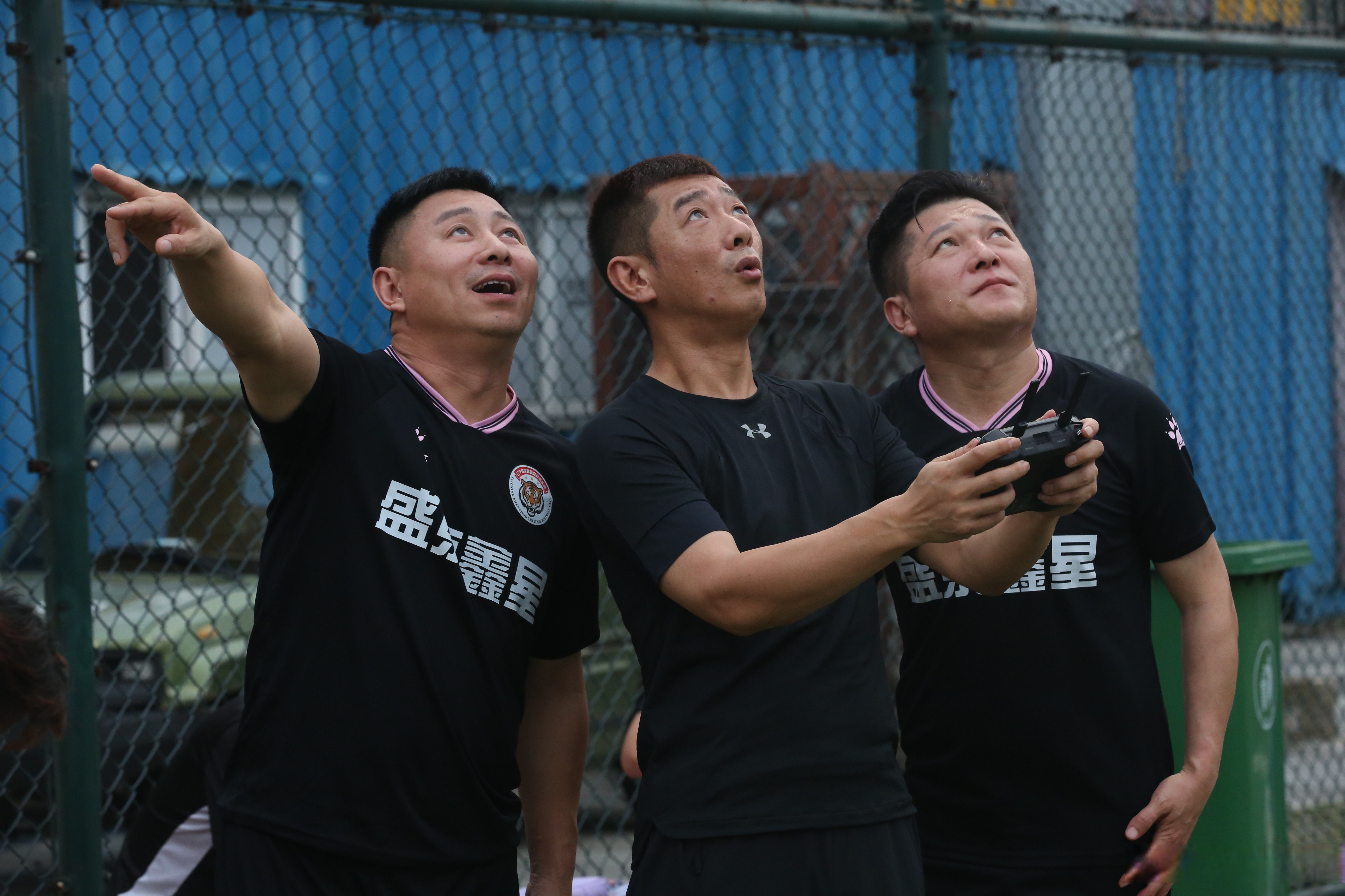 世界级足球比赛中球员们全力拼搏