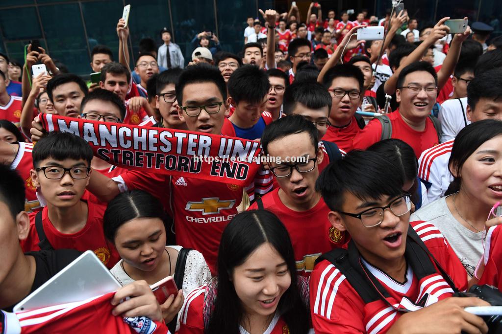 曼联球迷：继续努力，英超冠军就在眼前