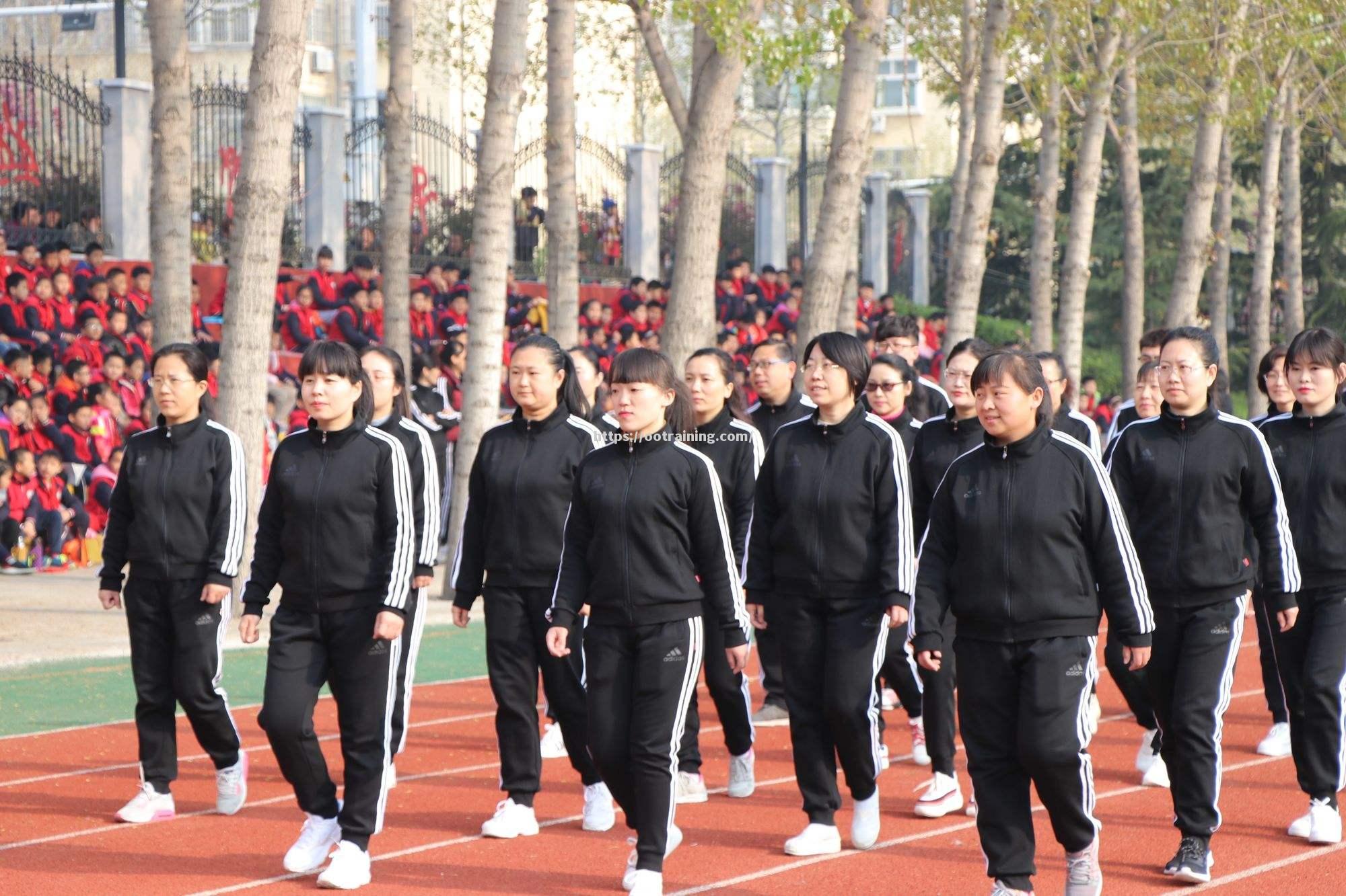 运动场上英雄辈出，场面壮观动人