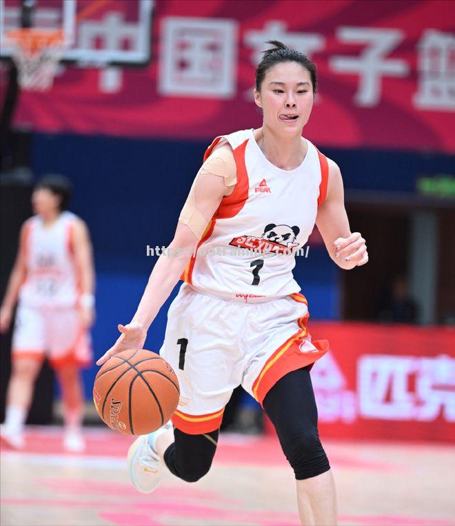 天津女篮与四川队对决，备战启动