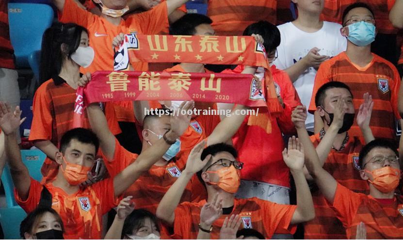 热门赛事引发球迷疯狂，现场气氛火爆