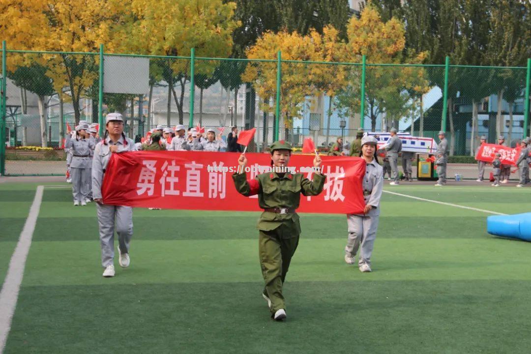 女足运动员斗志昂扬，勇往直前