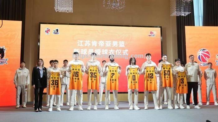 业余篮球联赛新赛季开赛，球队整装待发