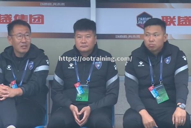 里尔球员在比赛中展现团队精神，共同奋斗