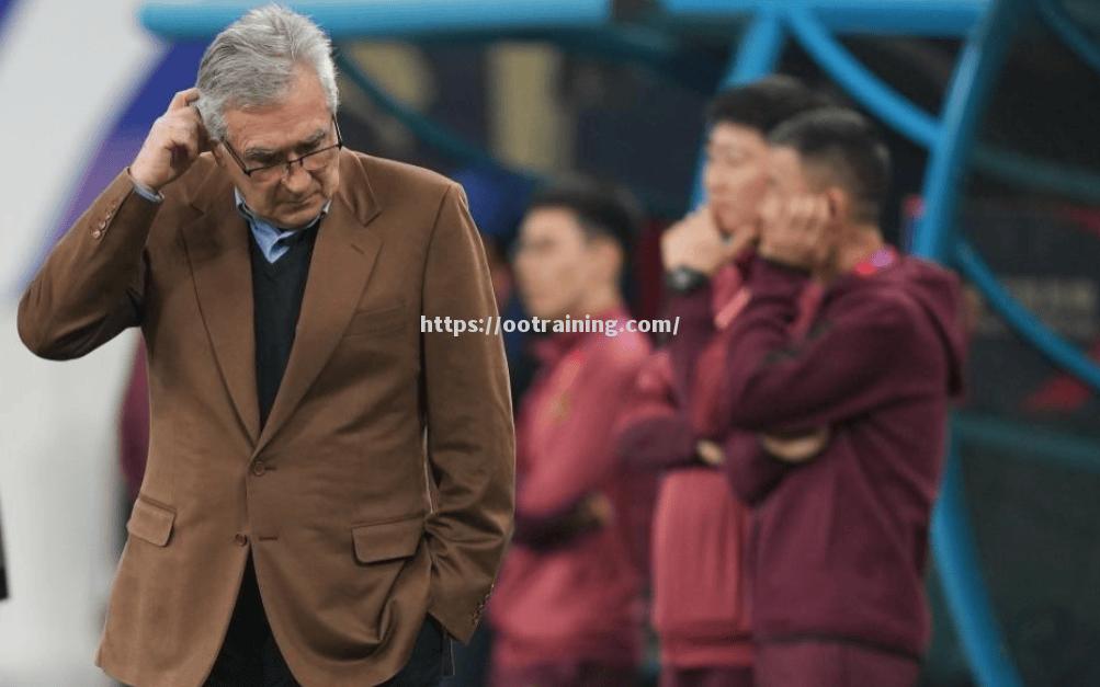 里尔球员在比赛中展现团队精神，共同奋斗