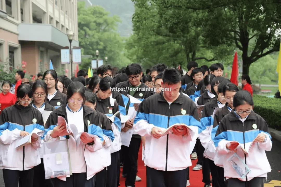 比赛中球员们全力以赴勇往直前